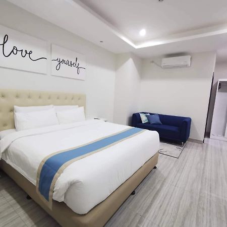 Hampton Suites Davao City Buitenkant foto