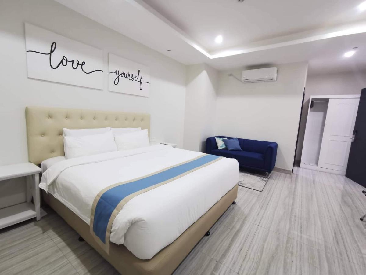 Hampton Suites Davao City Buitenkant foto