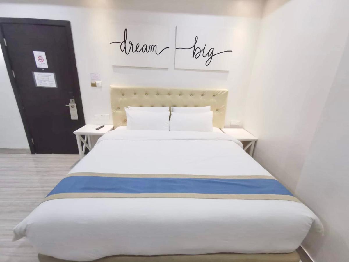 Hampton Suites Davao City Buitenkant foto