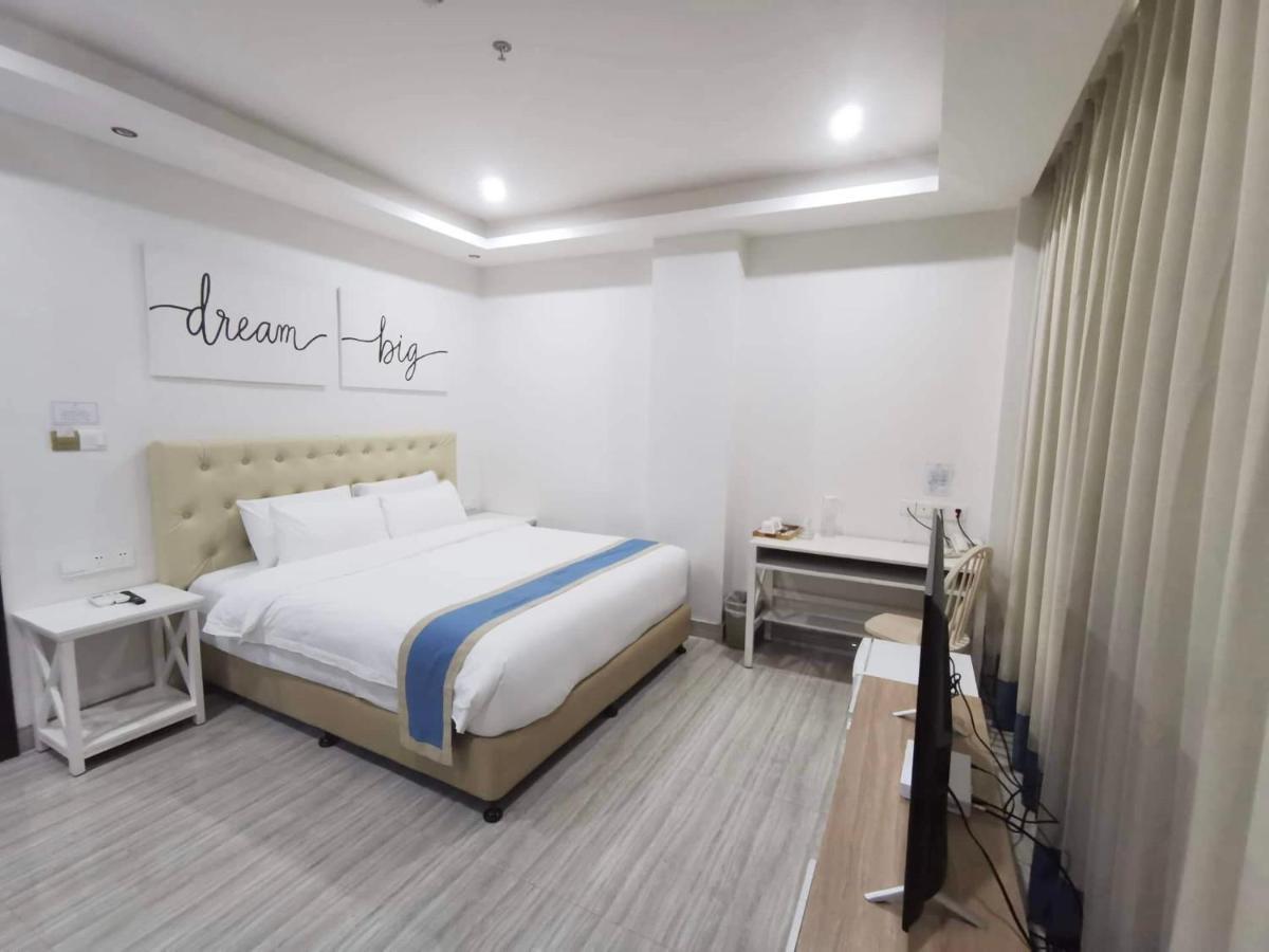 Hampton Suites Davao City Buitenkant foto