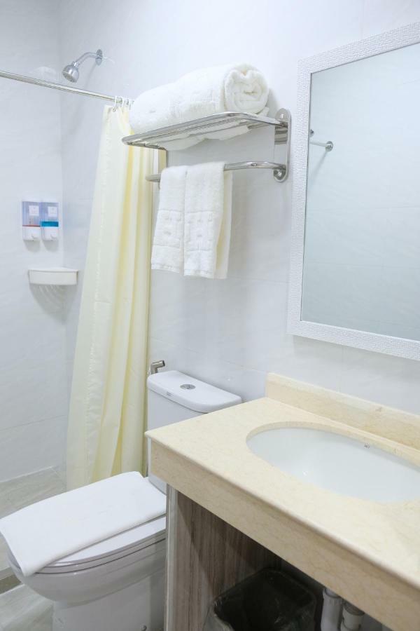 Hampton Suites Davao City Buitenkant foto