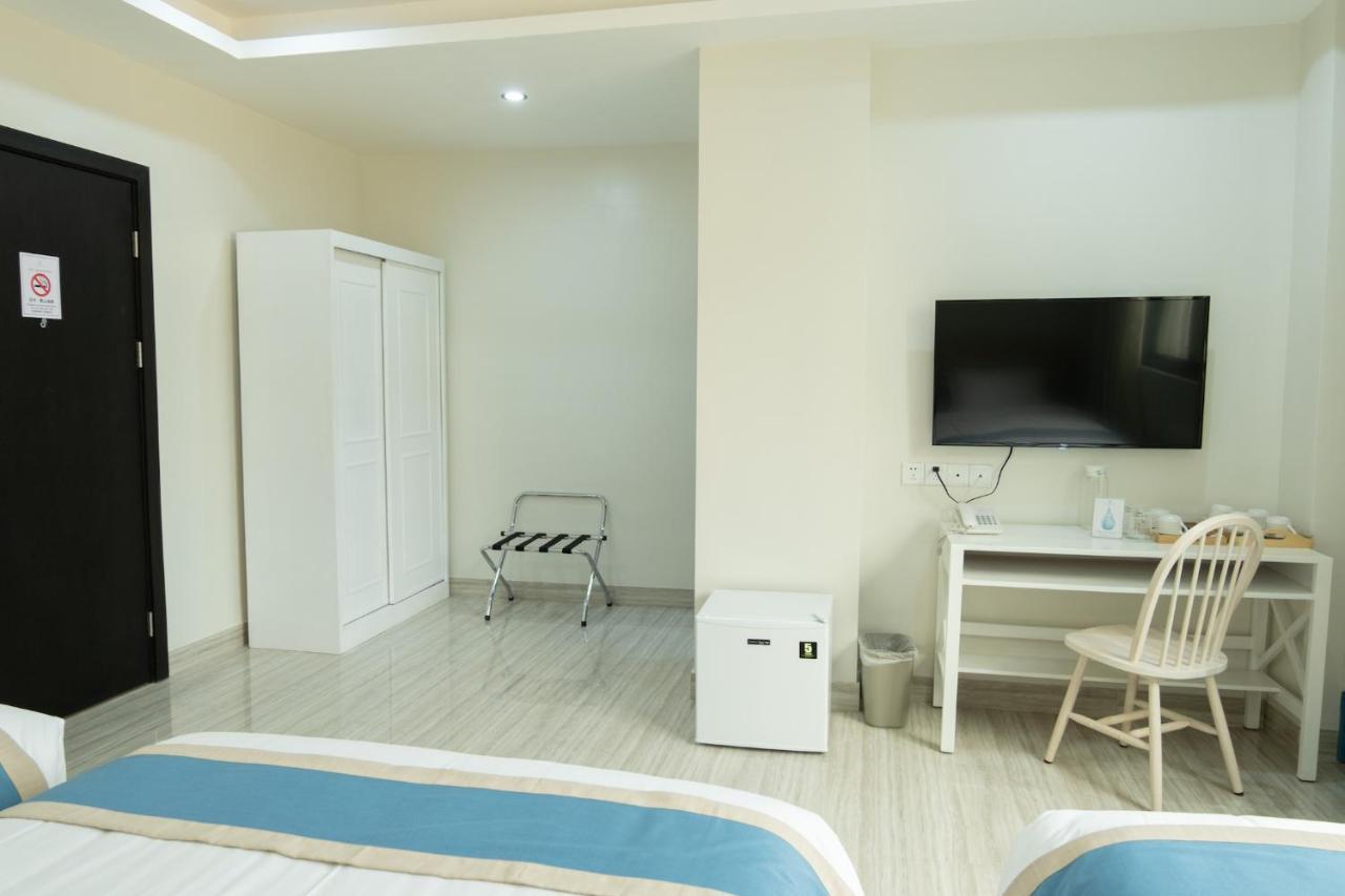 Hampton Suites Davao City Buitenkant foto