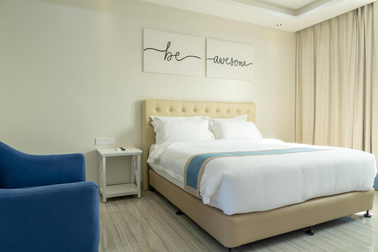 Hampton Suites Davao City Buitenkant foto