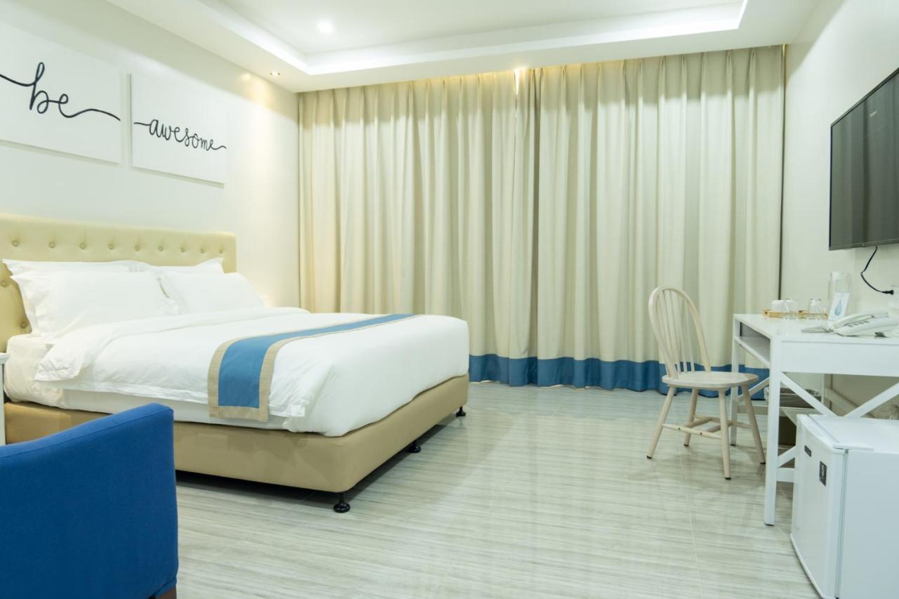 Hampton Suites Davao City Buitenkant foto