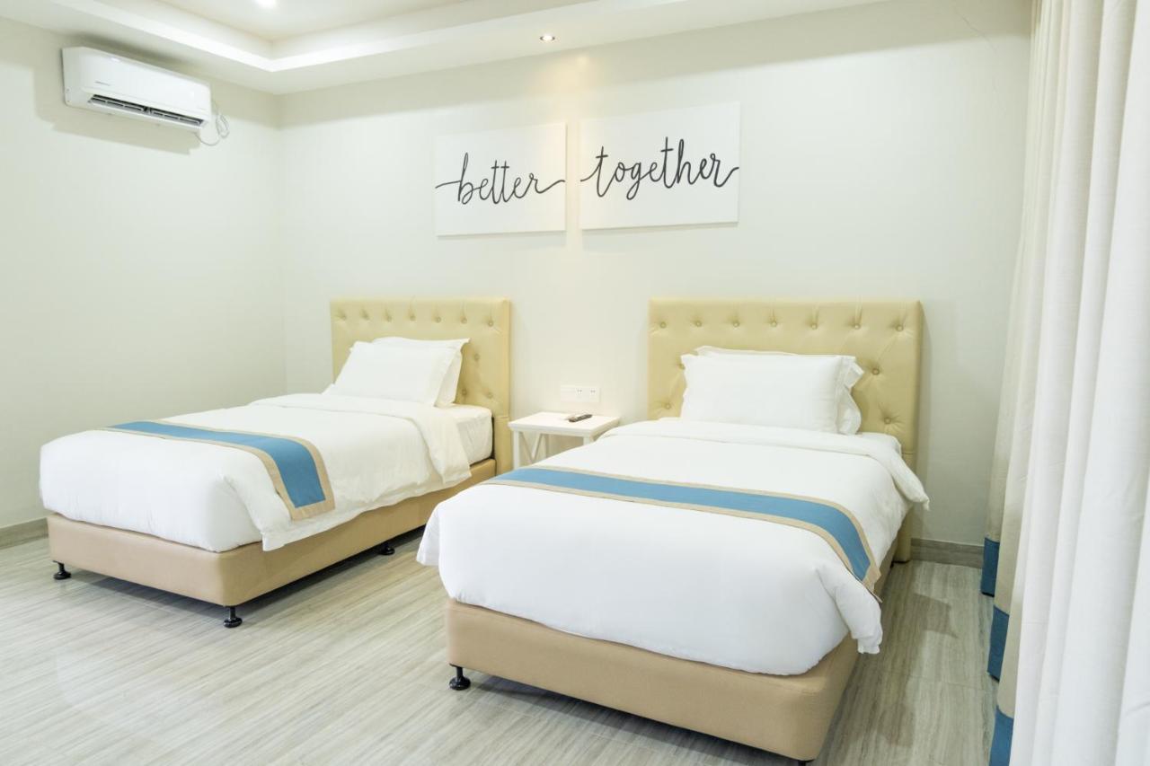 Hampton Suites Davao City Buitenkant foto