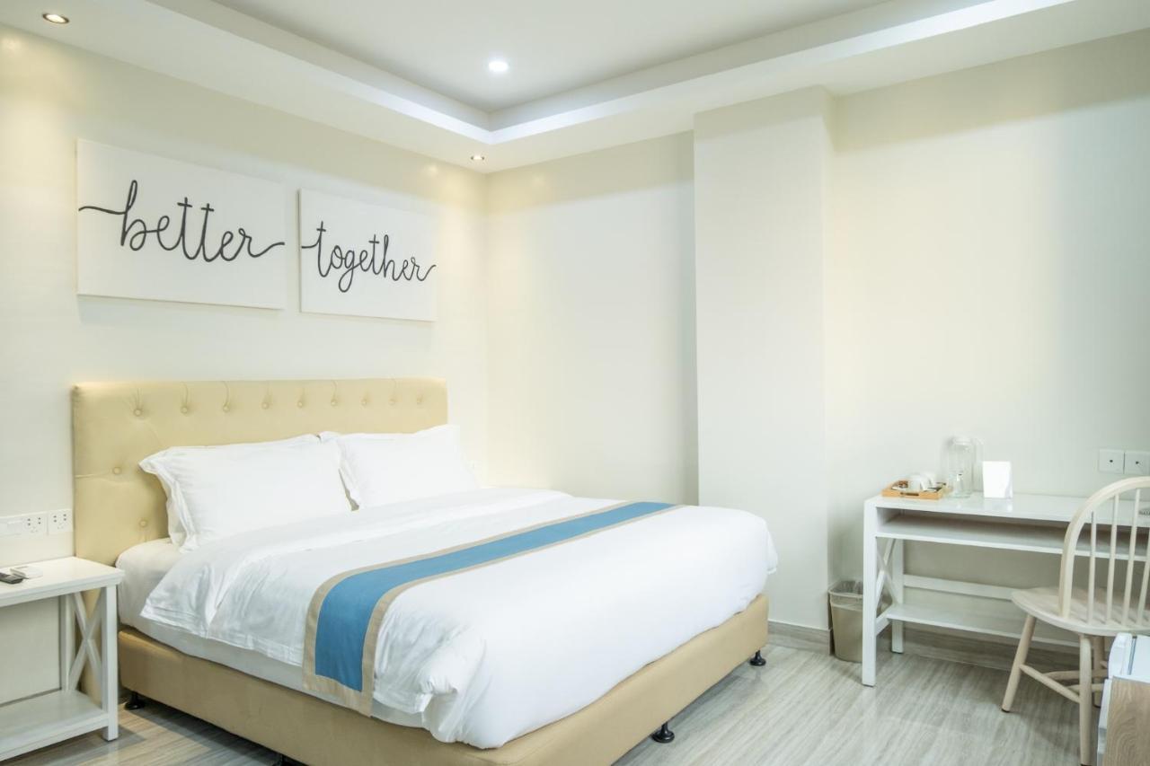 Hampton Suites Davao City Buitenkant foto
